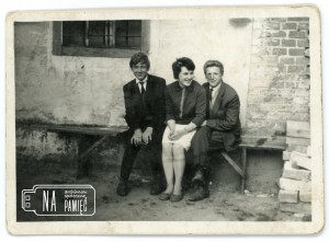 1965/6. Od lewej: Aleksander Kałużka, Teresa Wróblewska, Julian Niedośpiał, przed GSowskim budynkiem w Radwanicach